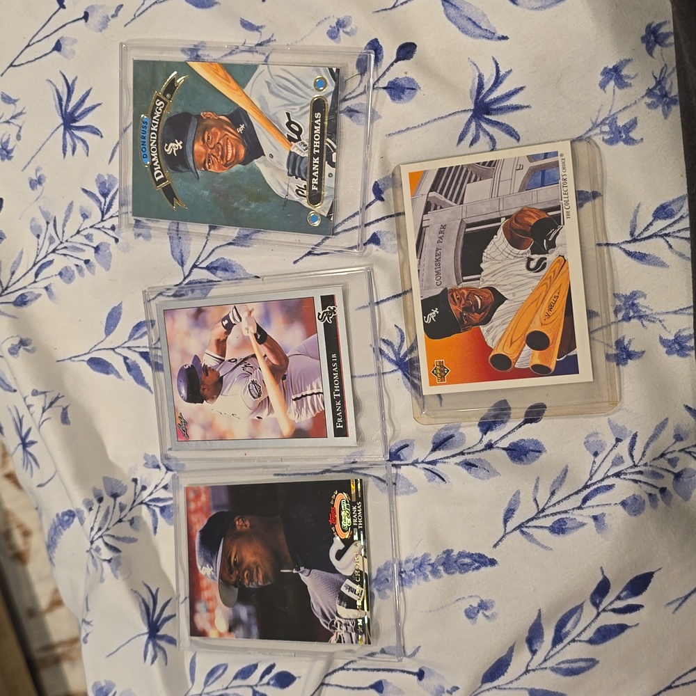- Bundle of 4 Frank Thomas MLB baseball cards MINT